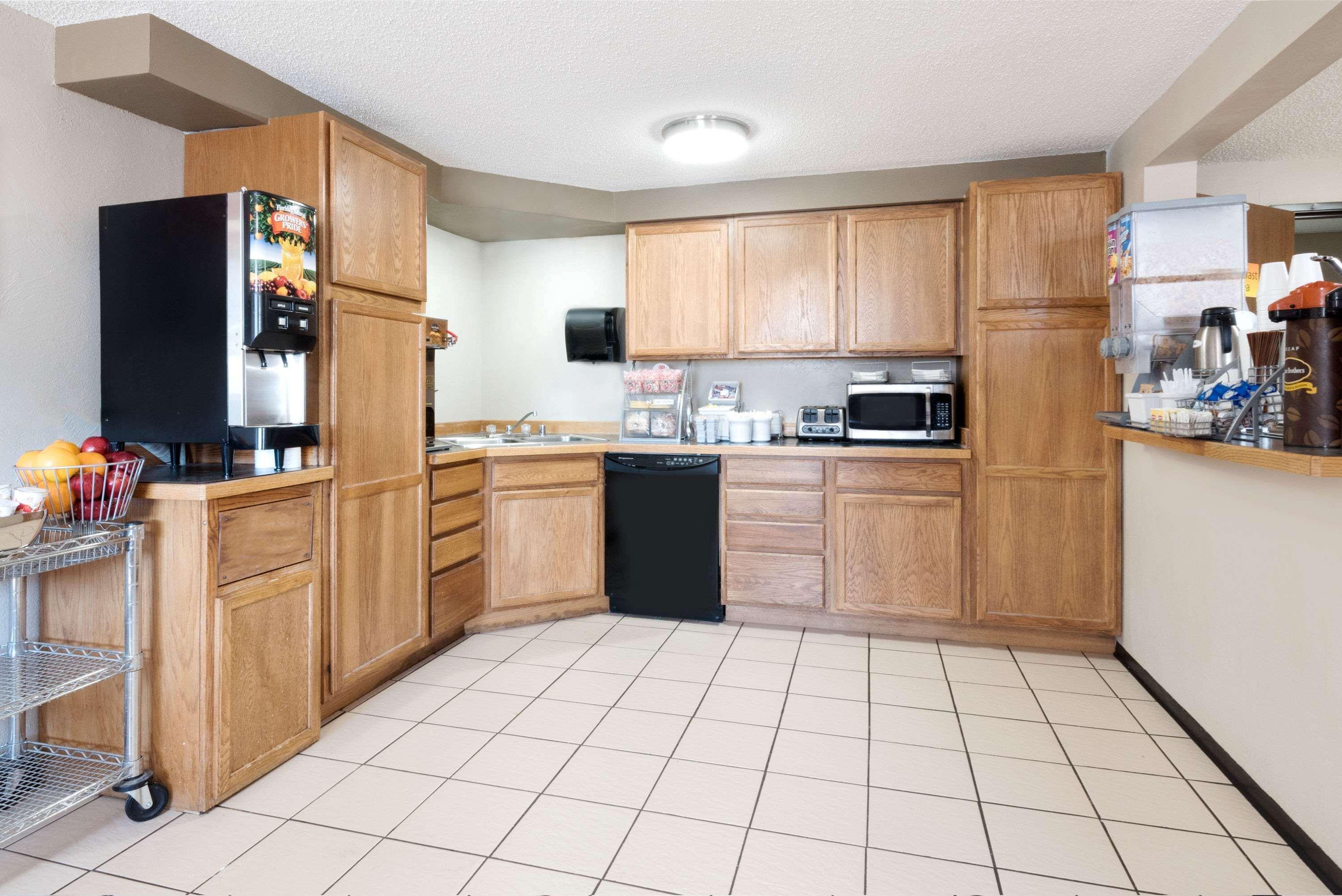 Super 8 By Wyndham Miles City Buitenkant foto