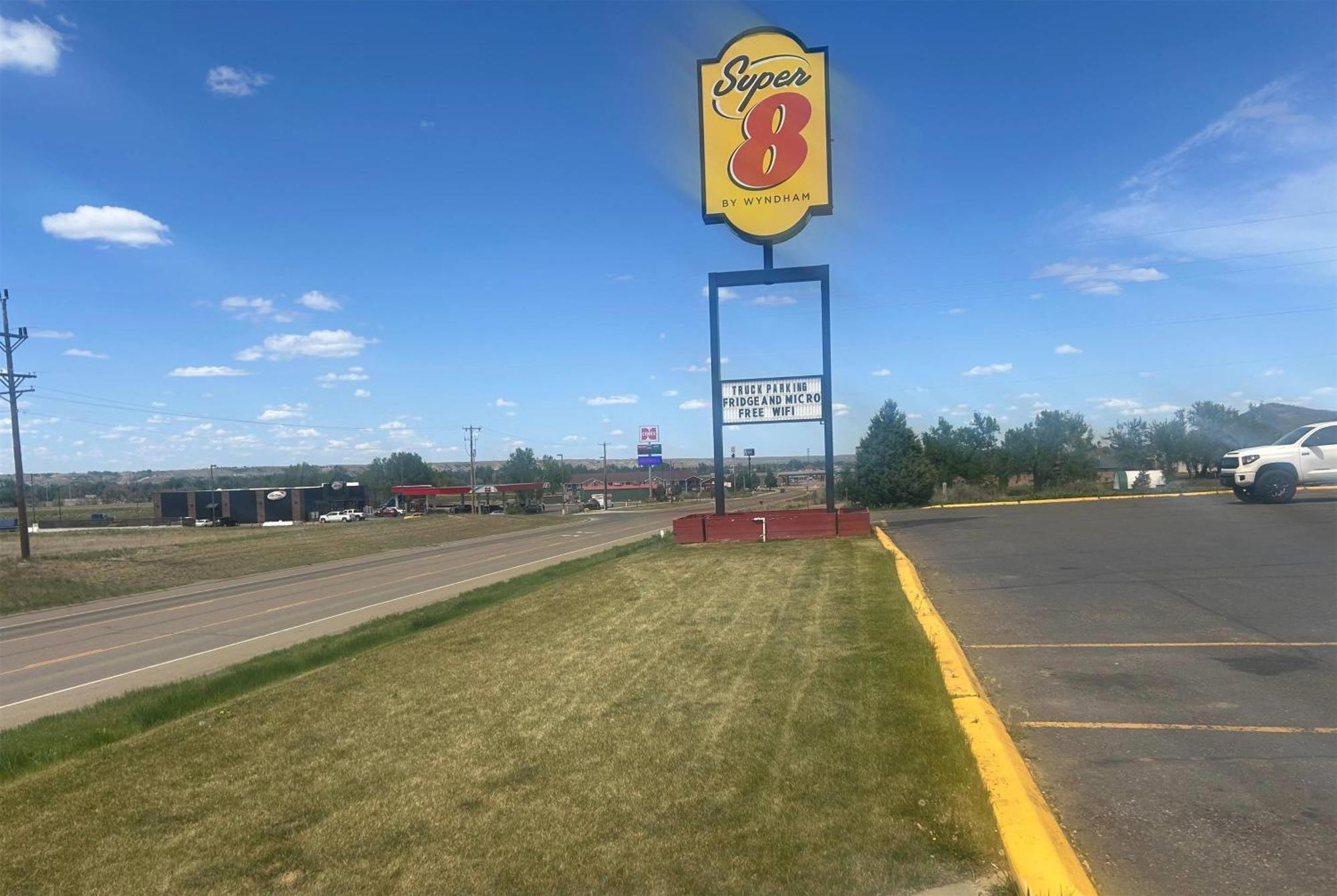 Super 8 By Wyndham Miles City Buitenkant foto